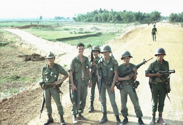 Dáng đứng Việt Nam (Lê Anh Xuân) - Sống lại khoảnh khắc của thời chiến